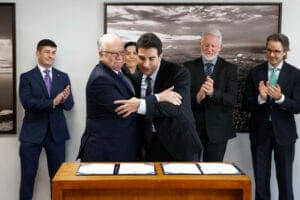 <i><em class="italic" style="white-space: pre-wrap;">Edson Fachin e Gabriel Galípolo assinaram a portaria que cria o grupo executivo</em></i>